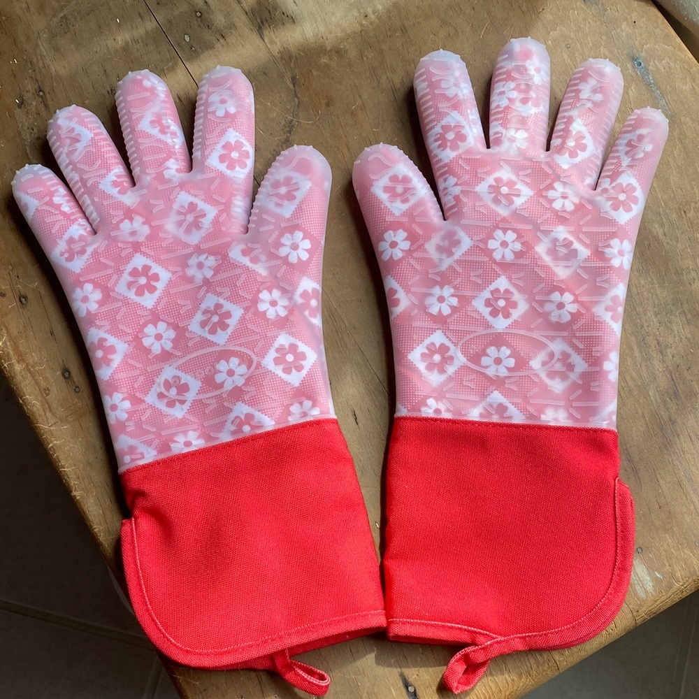Like New Prepology Silicone Oven Mitts Gloves in Red Print